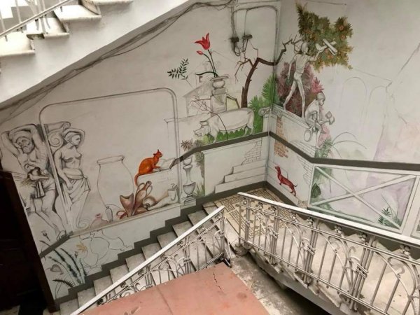 Разрисованные стены в подъезде
