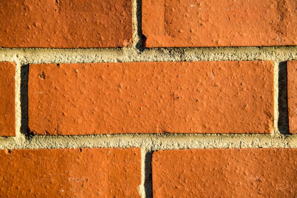 Крупный кирпич