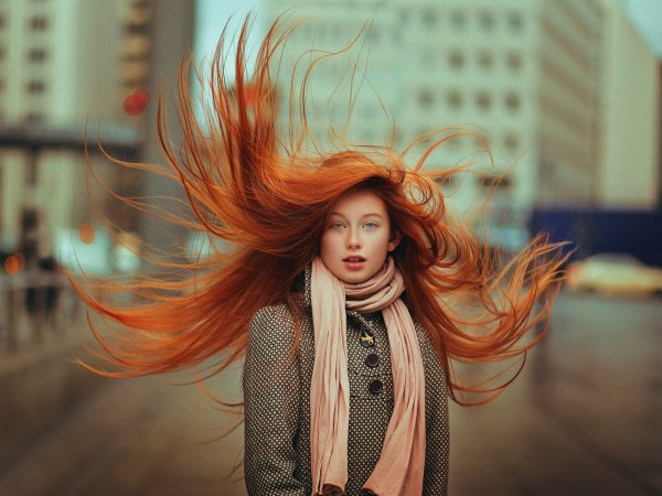 Рыжая девушка в капюшоне
