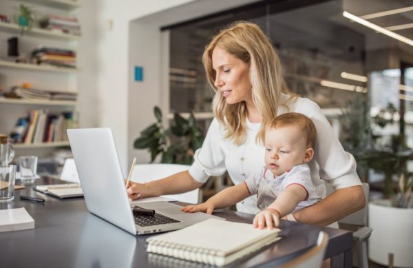 Деловая мама с ребенком