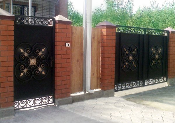 Кованые ворота с калиткой