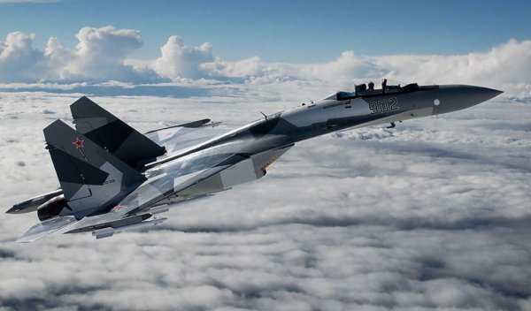 Военный истребитель Су-35