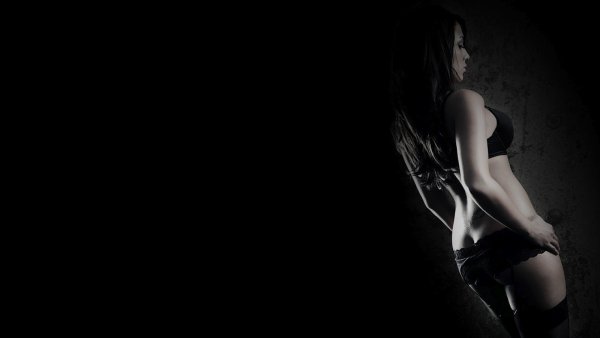 Девушка на черном фоне