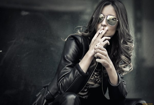 Девушка в черном