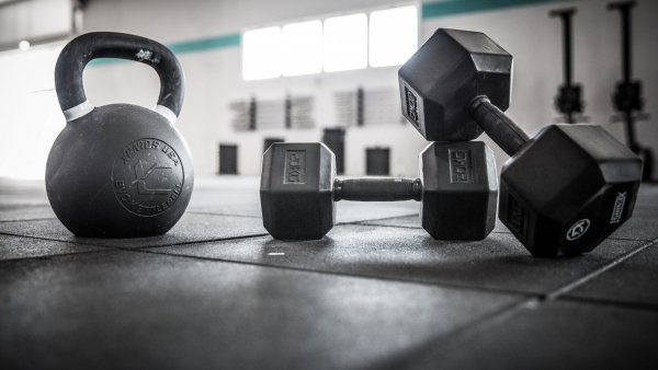 Гантели и фрукты