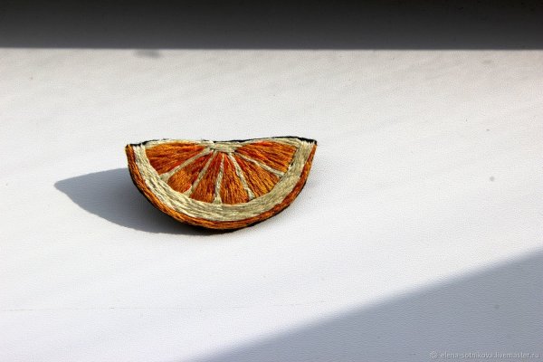 Апельсин на белом фоне