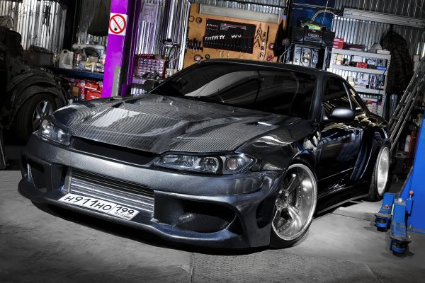 Nissan Silvia (в кузове s13, s14 или s15).