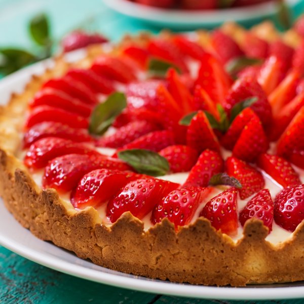 Клубничный пирог с посыпкой