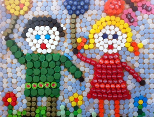 Мозаика из пробок от пластиковых бутылок