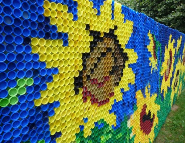 Забор из крышек от пластиковых бутылок