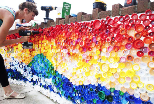 Инсталляция из пластиковых крышек