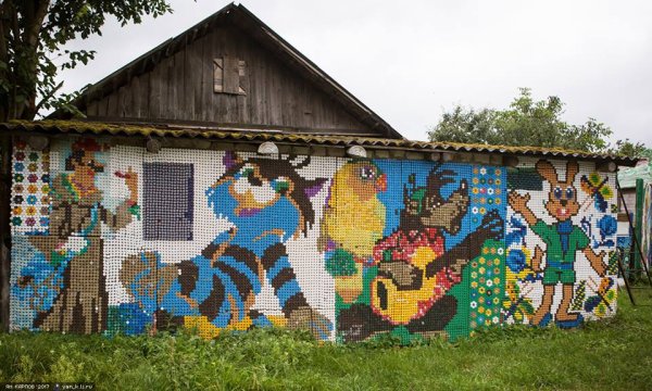 Забор из бутылочных крышек