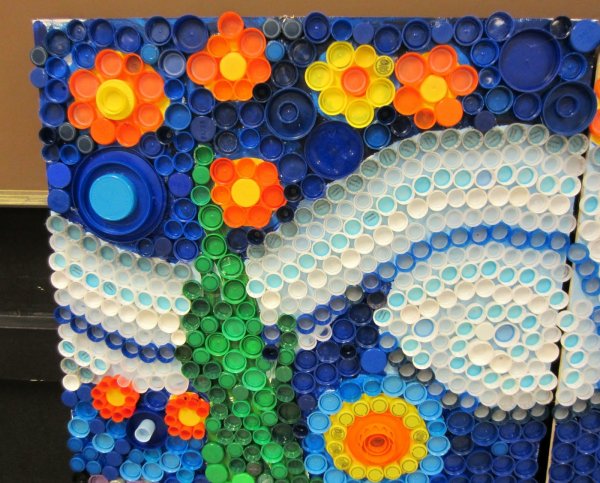 Инсталляция из крышек