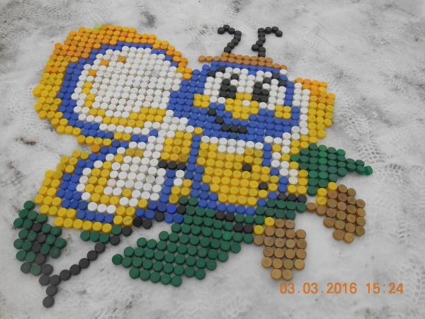 Мозайка из пробок от пластиковых бутылок