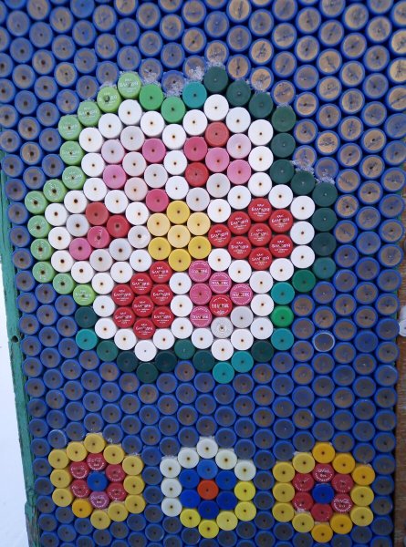 Панно из крышек