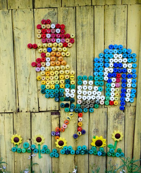 Украшение крышками от бутылок