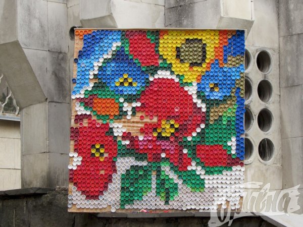 Стена из пластиковых крышек