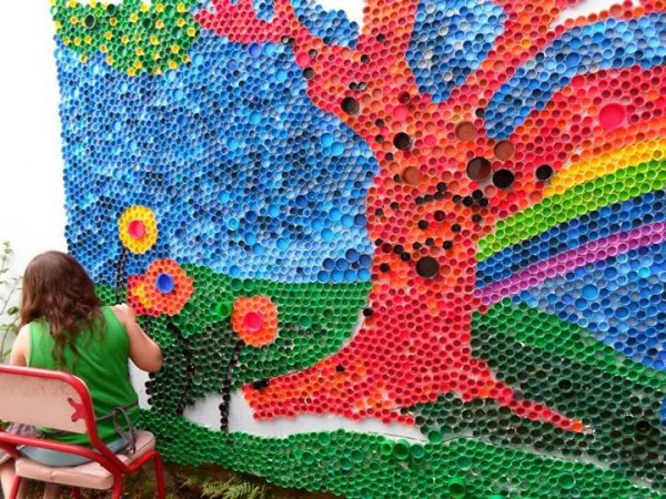 Инсталляция из крышек