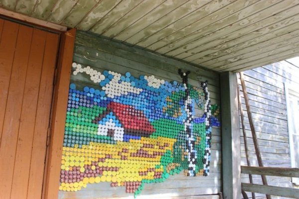 Стена из пластиковых крышек