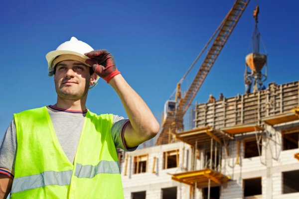 Строитель улыбается