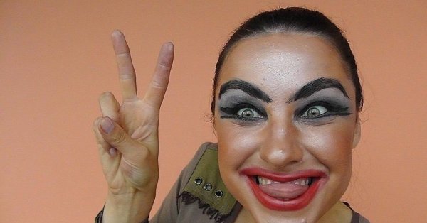 Сильно накрашенная женщина