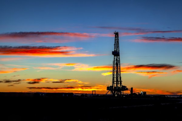 Буровая вышка нефтяная