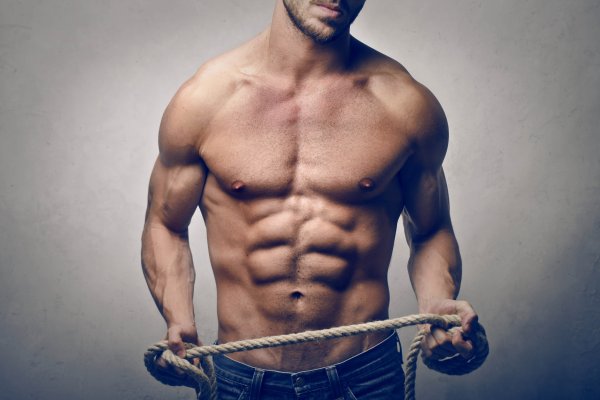 Мужской торс летом