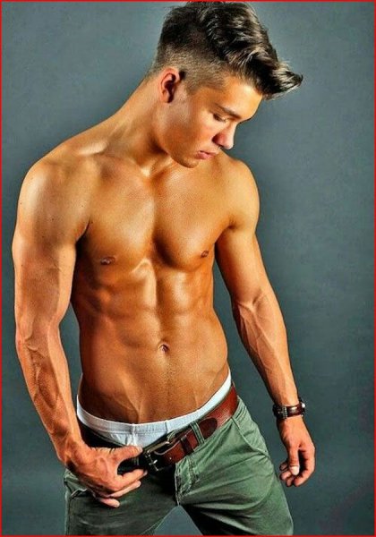 Голый мужской торс