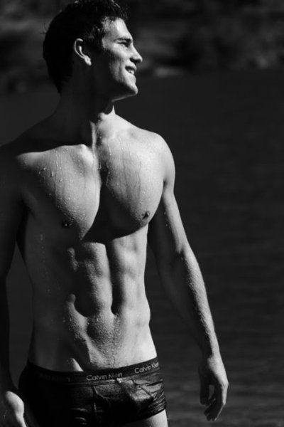 Гладкий мужской торс