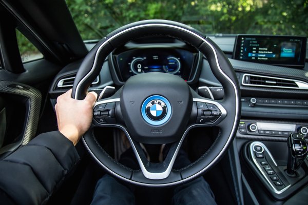 BMW i8 direksiyon