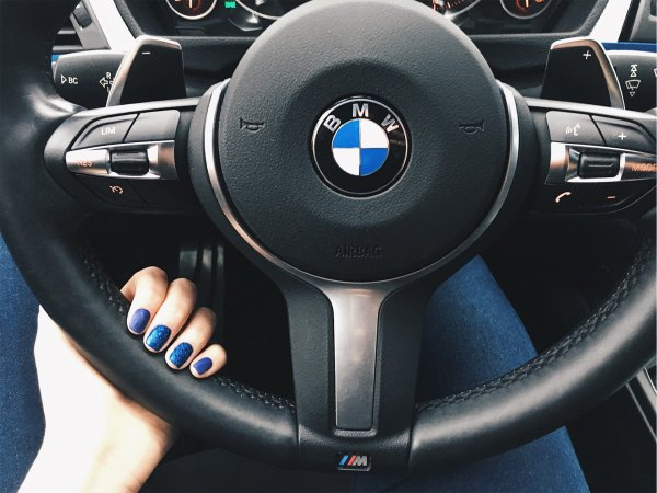 В машине BMW i528