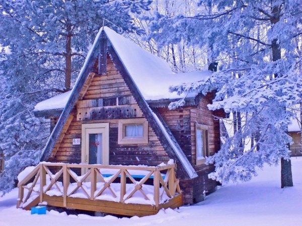 Домик зимой