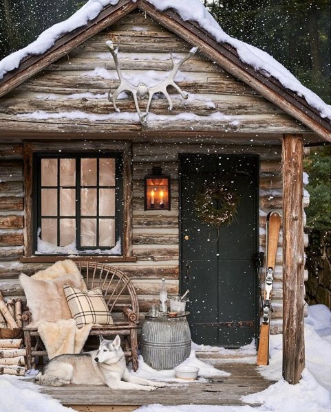 Зимний деревянный дом
