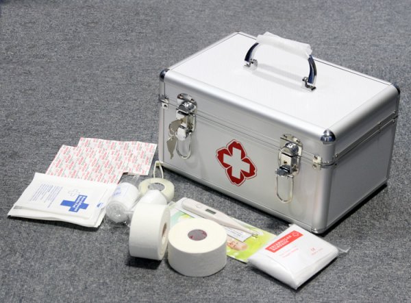 Аптечка с лекарствами на белом фоне