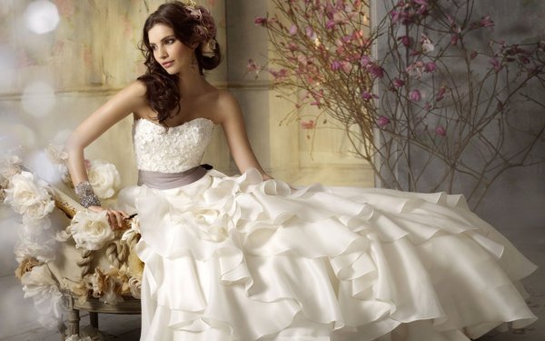 Девушка в свадебном платье