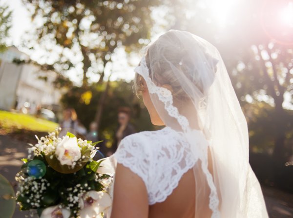 Красивая улыбающаяся девушка невеста