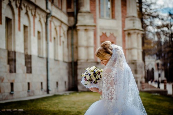 Девушка в белом платье