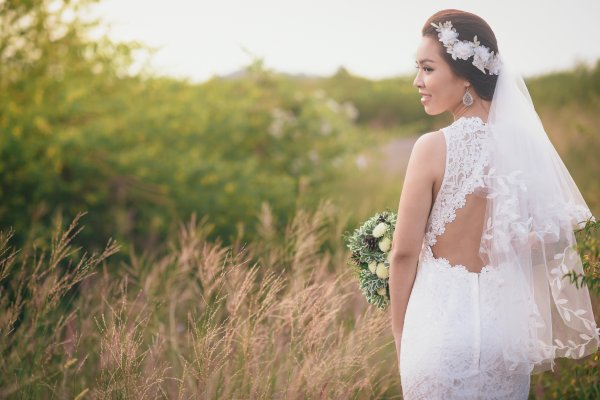 Азиатская невеста в фате