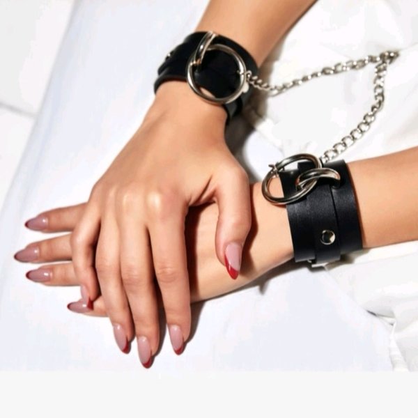 Кожаные наручники на женских руках