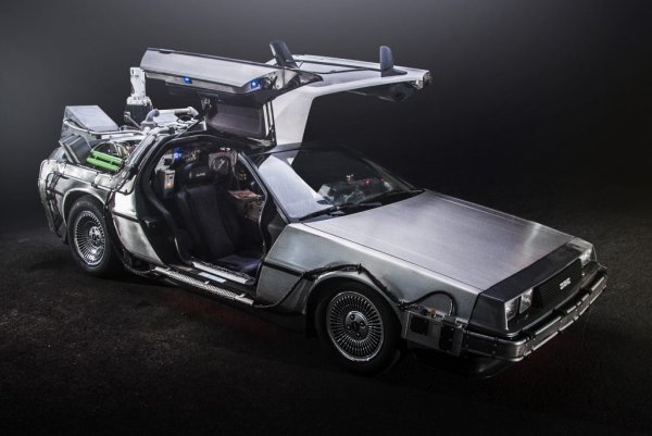 DELOREAN DMC-12 машина времени