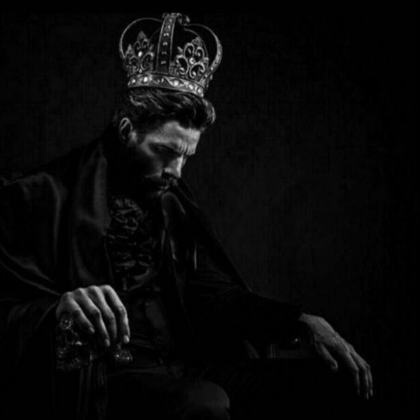 Мужчина в короне