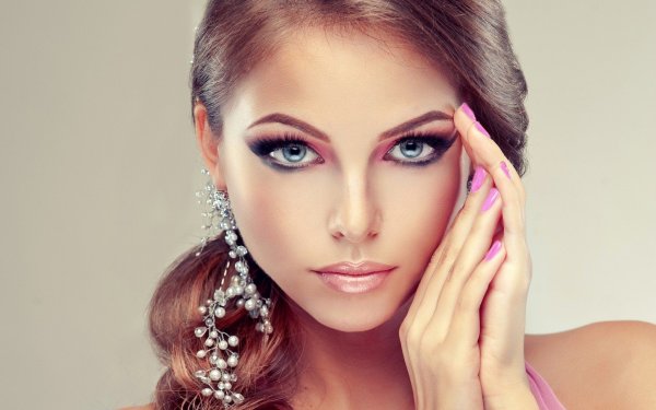 Девушка с макияжем