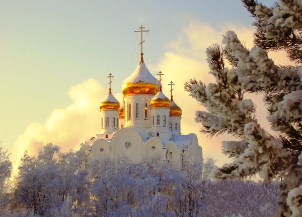 Православный храм зима