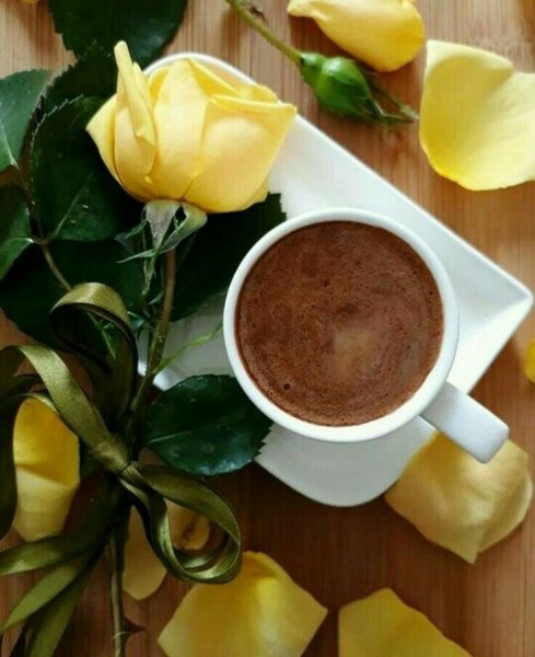 Кофе и желтые цветы
