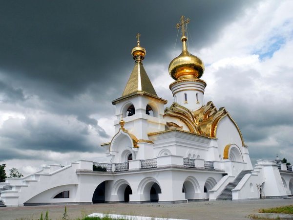 Двухкупольный храм
