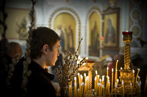 Молодые люди в церкви