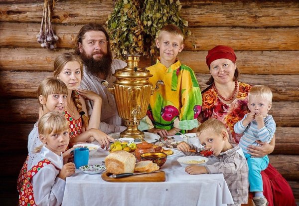 Семья обед