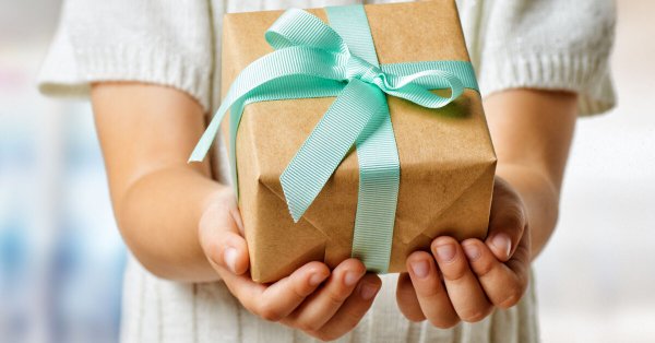 Коробки с подарками на прозрачном фоне
