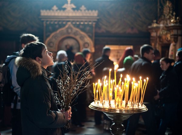 Люди с вербами в храме