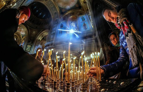 Люди в церкви